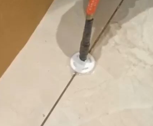 资源瓷砖空鼓维修公司专业解答瓷砖在铺贴过程中，如果没有涂抹均匀到位的粘结材料（如水泥砂浆或瓷砖胶），可能会导致以下问题