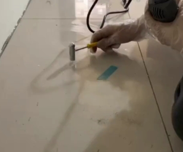 资源瓷砖开裂维修公司专业分享瓷砖在铺贴前如果没有沥干水分，将会导致以下问题