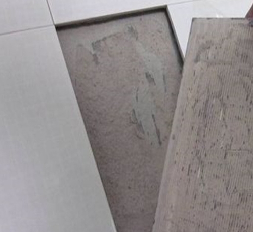 资源瓷砖空鼓维修公司分享瓷砖铺贴时如果打浆（即涂抹在瓷砖背面和基层上的砂浆或瓷砖胶）过少，会带来以下问题